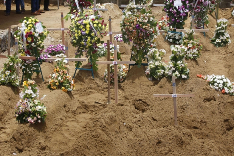 Funerale comune per numerose vittime di Colombo (Ansa)