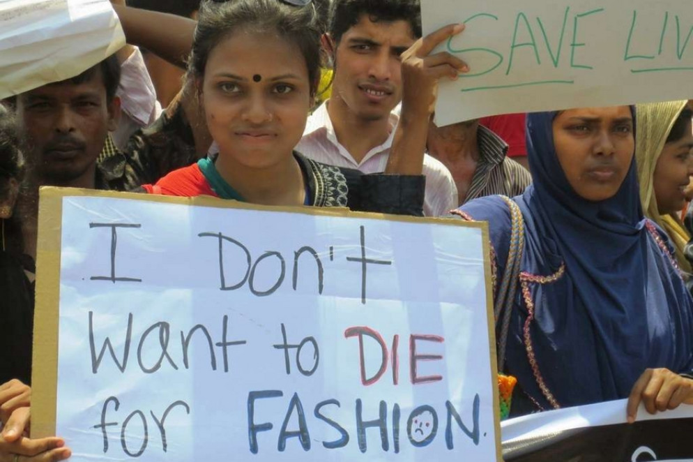 «Non voglio morire per la moda», recita il cartello di una lavoratrice - (Foto: Campagna Abiti Puliti)