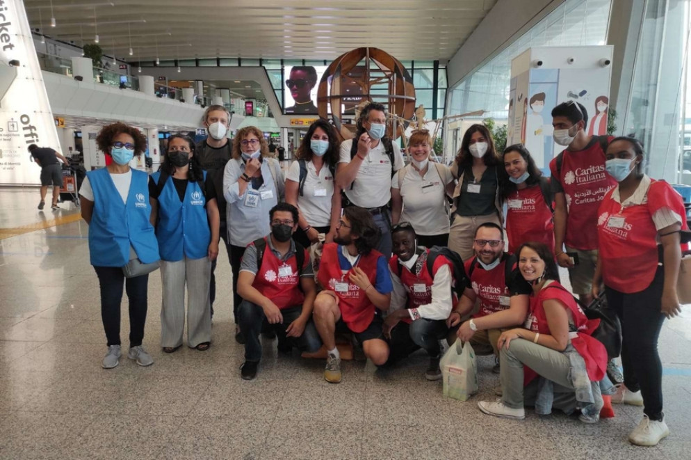 Il gruppo di operatori che hanno permesso l'ingresso dei 45 profughi - Caritas italiana