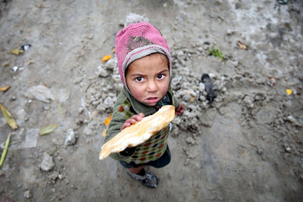 Il pane nelle mani di un bambino in un campo di rifugiati a Kabul - Ansa