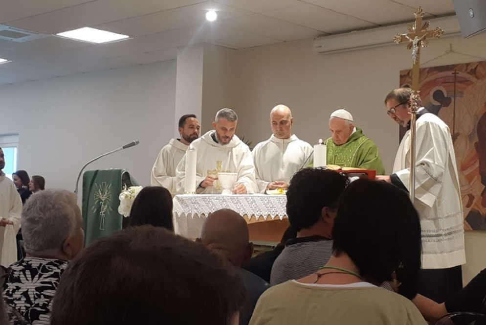 Il Papa celebra la Messa a Nuovi Orizzonti
