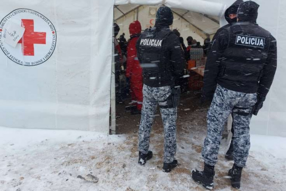 La polizia bosniaca presidia il campo - N.S.
