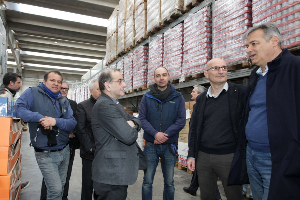 Un altro momento della visita dell'arcivescovo Delpini alla sede del Banco Alimentare lombardo (foto G. Mori- Banco Alimentare)