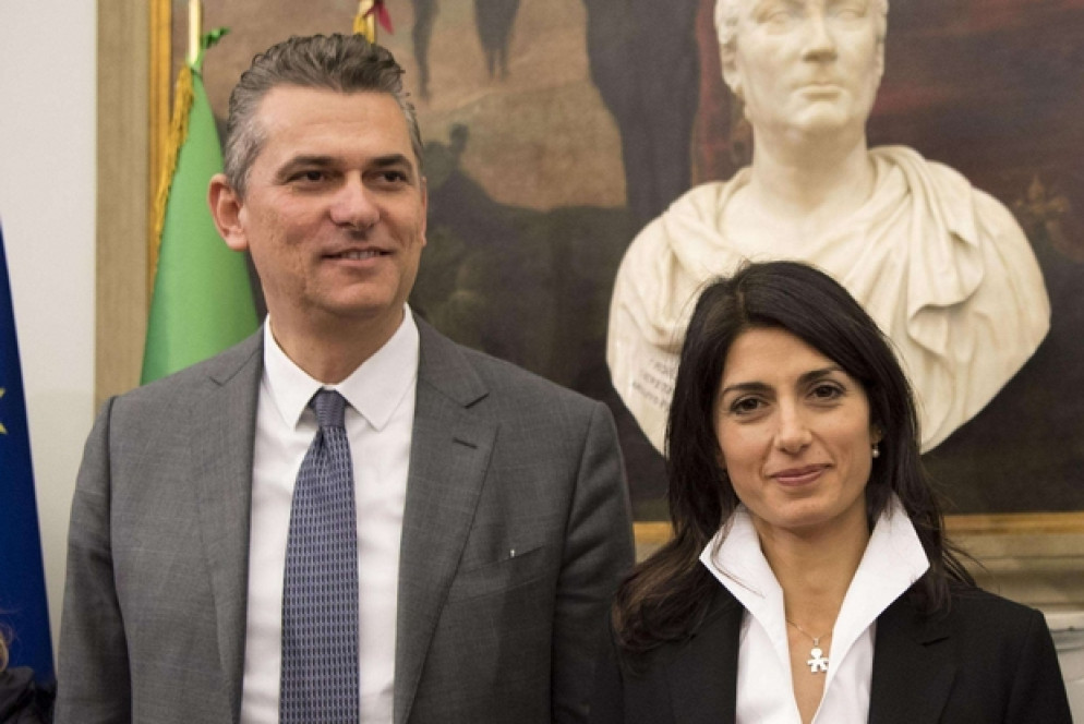La sindaca di Roma Virginia Raggi e l'ex presidente di Ama Lorenzo Bagnacani (Ansa)