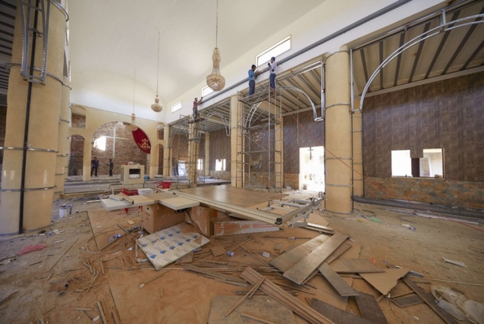 I lavori, nei mesi scorsi, all'interno della chiesa di San Giorgio a Tellskuf in Nord Iraq