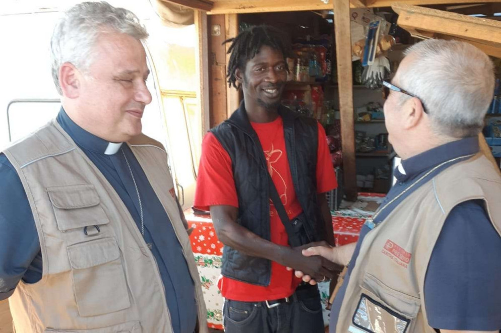 Il cardinale Krajewski (a sinistra) si è fermato a parlare con le persone nei piccoli bazar (foto Mira)