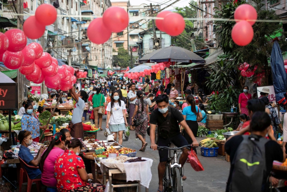 Palloncini rossi in segno di protesta per le strade di Yangon - Reuters