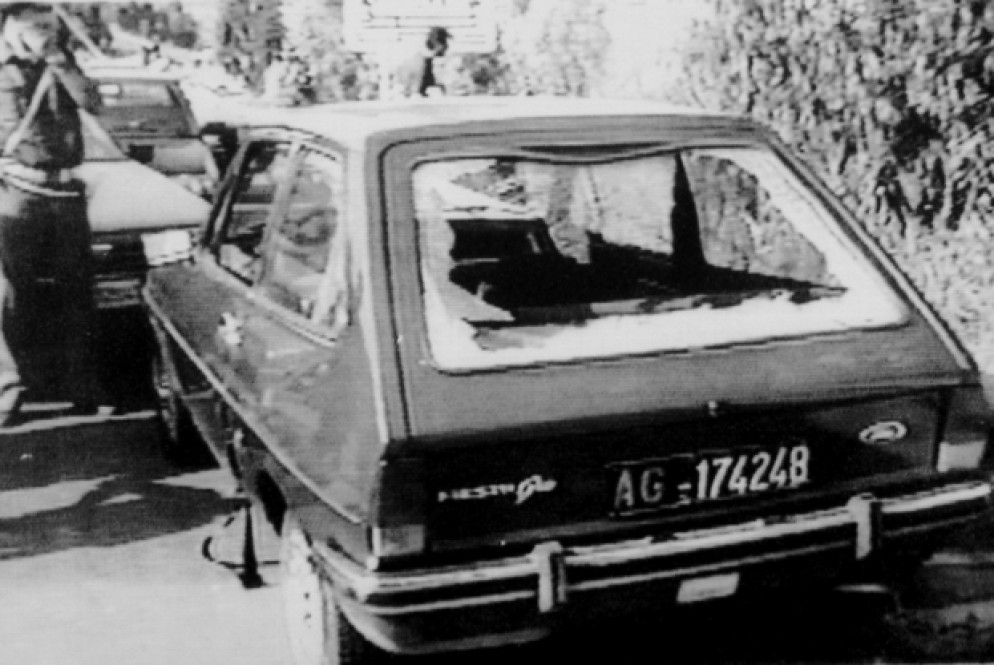 L'auto del giudice Livatino crivellata di colpi (foto Ansa)