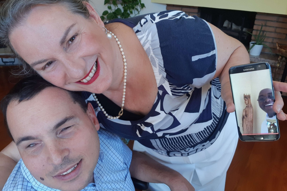 Mario con Tiziana Bernardi in videochiamata con i benedettini di Mvimwa, Tanzania