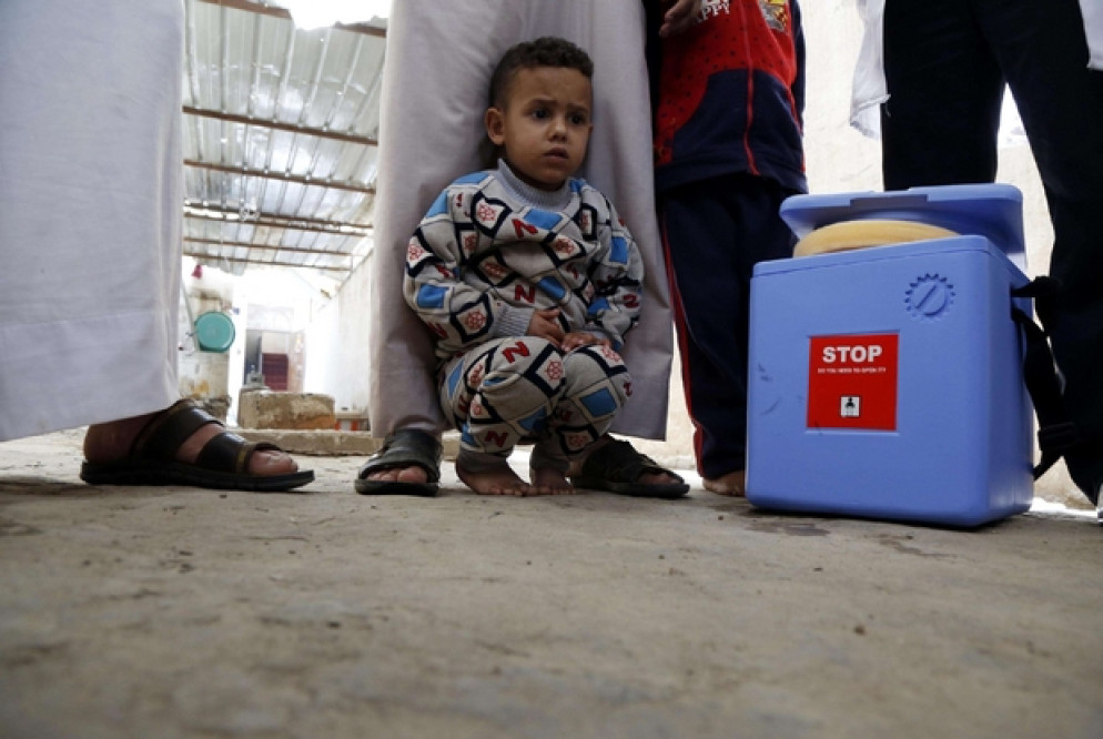 Un bambino in attesa di essere vaccinato nell'ospedale di Sanaa (Ansa)