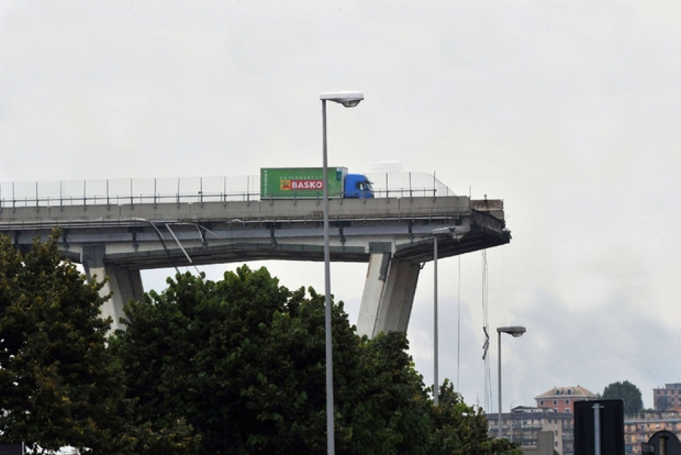 Il camion in blico, a un passo dall'abisso (Fotogramma)