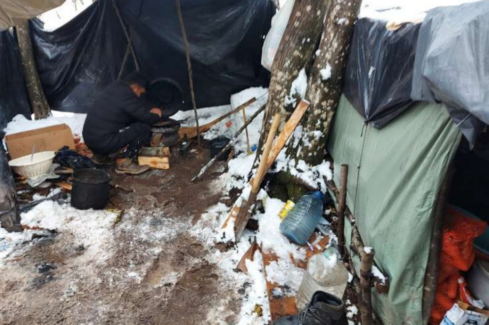 Rifugio di fortuna nella neve per chi si allontana dal campo di Lipa - N.S.