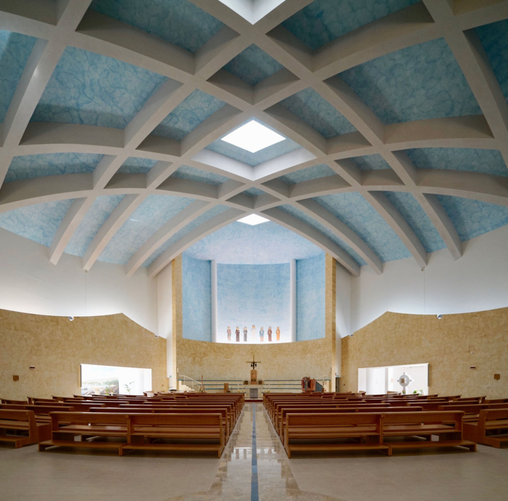 L'interno della concattedrale di Lamezia Terme, progettata da Paolo Portoghesi