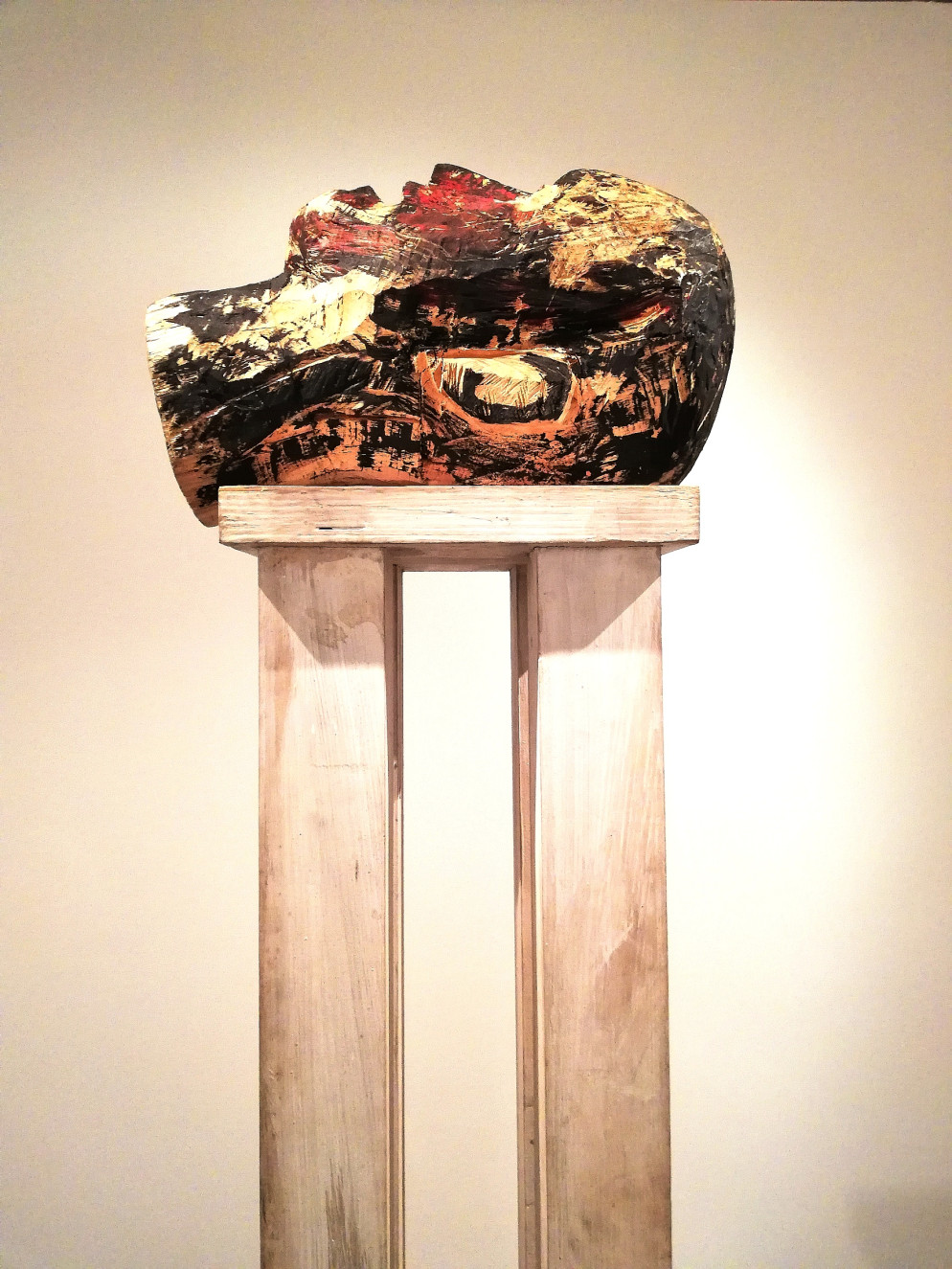 Georg Baselitz, “Testa” (legno dipinto, 1979-84)