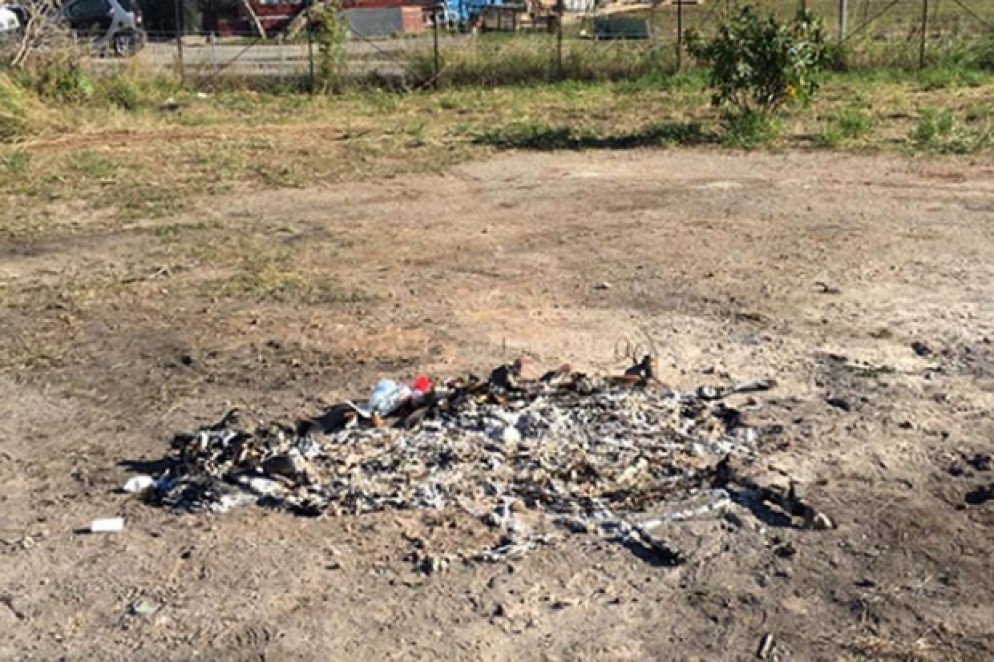 Le tracce degli atti di vandalismo compiuti dai bambini durante il weekend: nell’area, che era stata ripulita e messa in ordine, sono stati gettati mobili e spazzatura e sono stati accesi anche dei falò