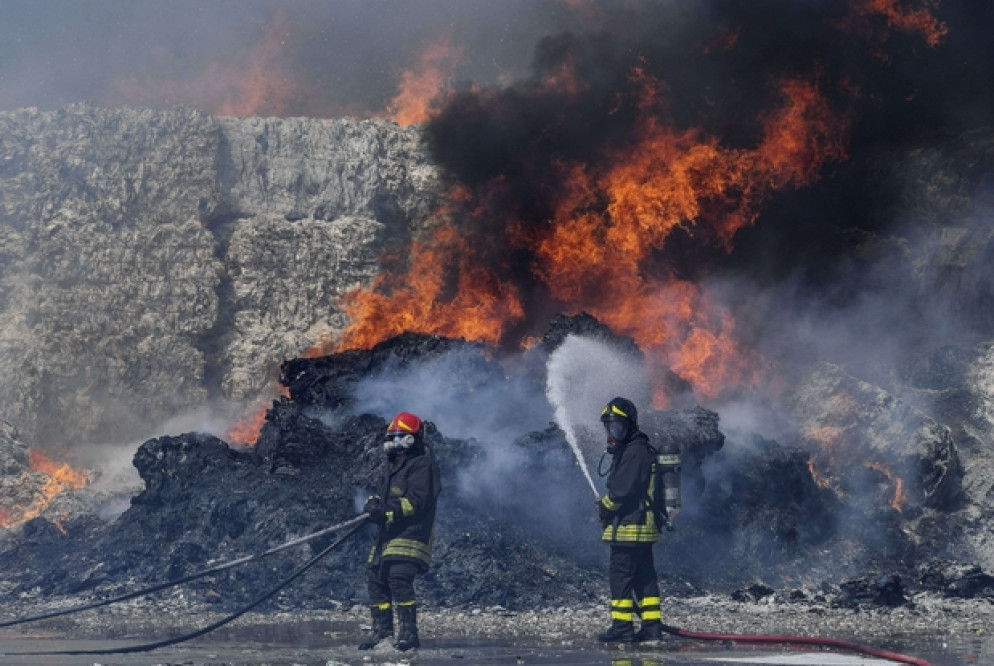 Le operazioni per spengere le fiamme sono andate avanti a lungo (Kontrolab)