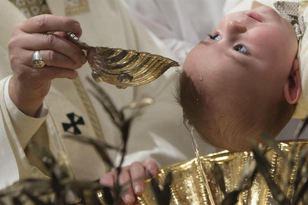 Il Battesimo di un bambino - Vatican Media