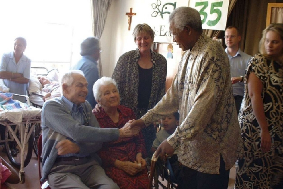 La coppia incontra l'allora presidente sudafricano Nelson Mandela