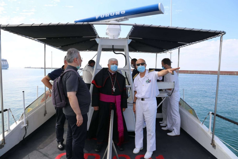 L'arcivescovo Marco Tasca su una motovedetta nel golfo di Genova - Il Cittadino