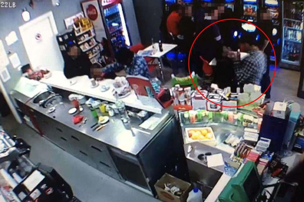 Un'immagine dalla telecamera di sorveglianza posta sulla cassa del bar durante l'aggressione al barista in via Salvatore Barzilai, alla Romanina