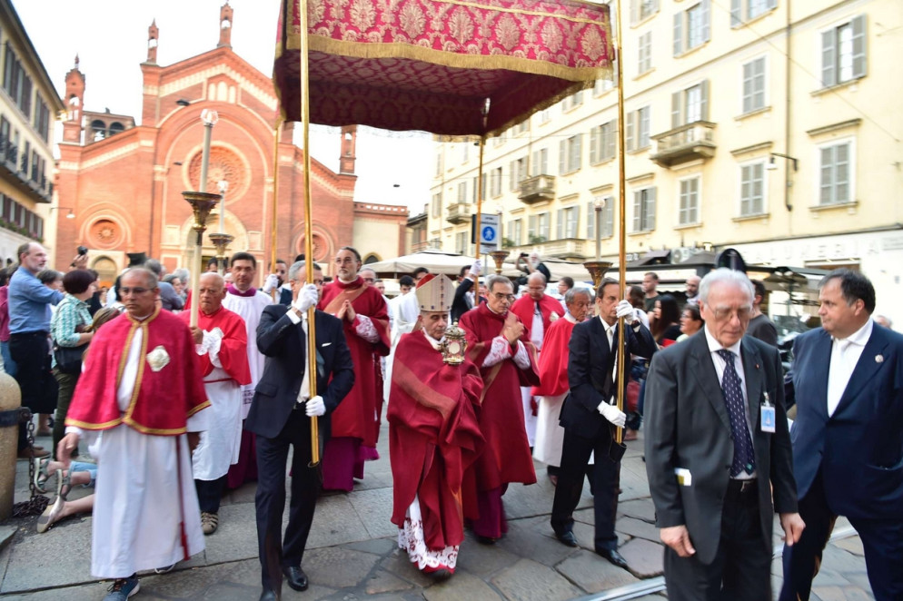 Milano: la processione del Corpus Domini lascia piazza del Carmine (Fotograma)