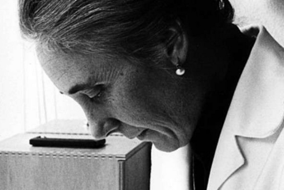 Guadalupe Ortiz de Landázuri al lavoro come chimica