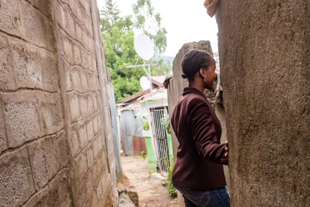 Una giovane ragazza africana all’ingresso di una casa del quartiere in cui operano i volontari italiani impegnati nell’operazione dei corridoi umanitari