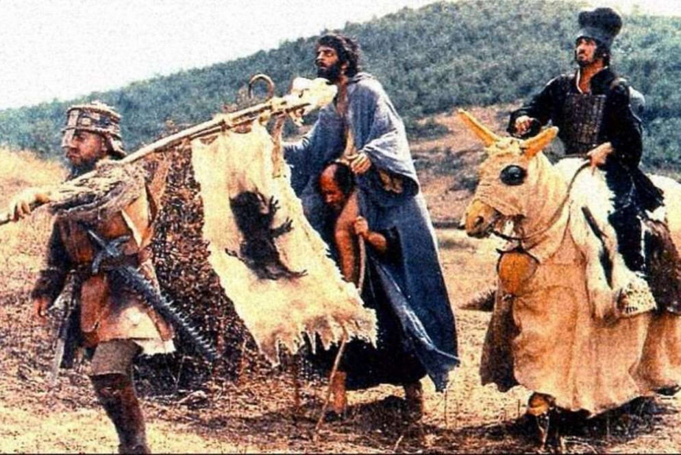 "Brancaleone alle crociate" di Mario Monicelli. A sinistra, Paolo Villaggio è Thorz