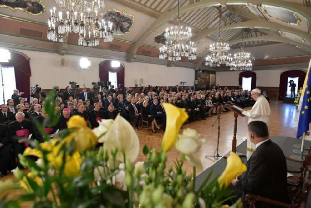 Il Papa è stato accolto a Riga, nella capitale dalle autorità (Osservatore Romano)
