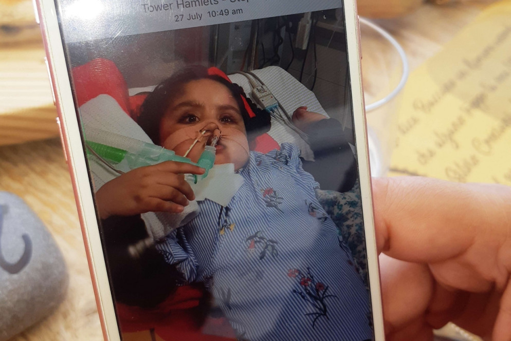 La mamma conserva sul cellulare foto e video che dimostrano i piccoli miglioramenti della bimba. "E' viva, riconosce la nostra voce, ci stringe la manina"
