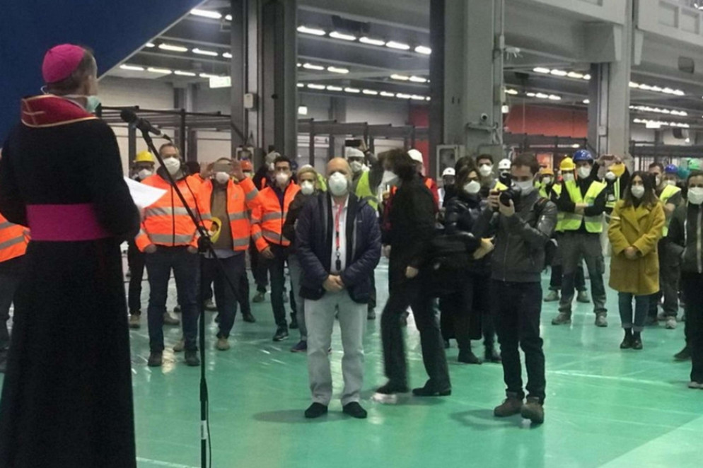 La visita dell'arivescovo Delpini al nuovo ospedale allestito in Fiera a Milano - Ansa