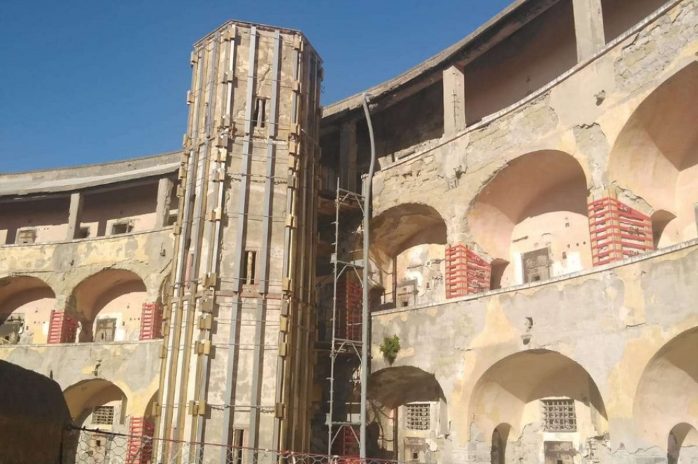 Una delle due torri del carcere di Santo Stefano puntellata nei giorni scorsi nei lavori di messa in sicurezza - (foto Sabina Minutillo Turtur)