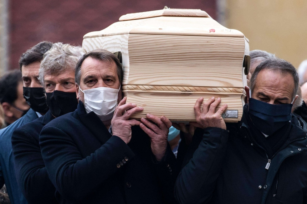I compagni di squadra portano la bara di Paolo Rossi - Ansa