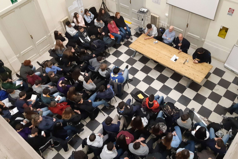 Gli studenti ascoltano il racconto del testimone della Shoà