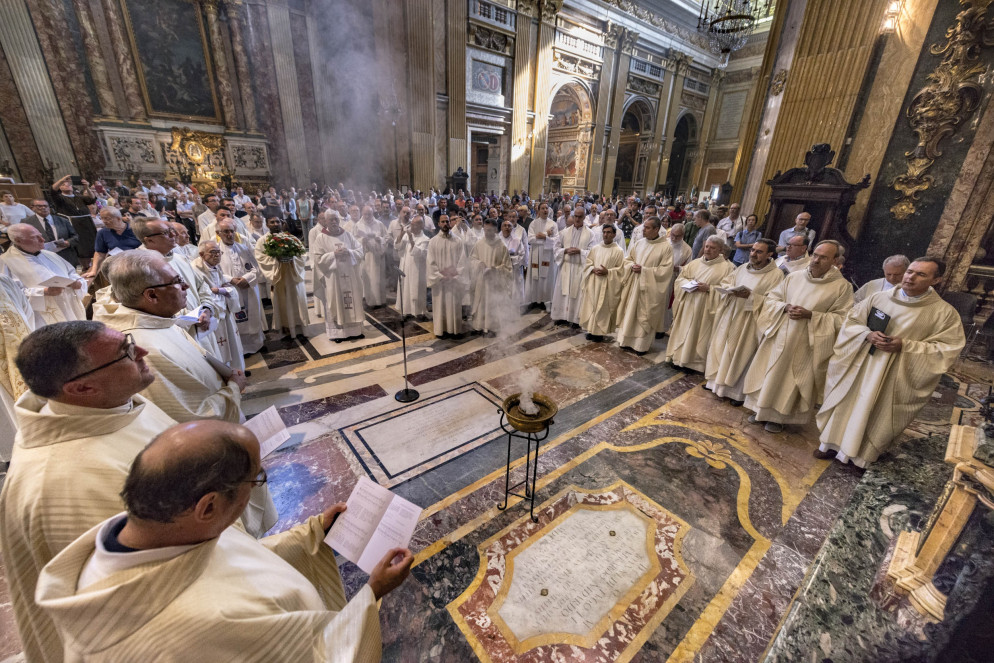 Un altro scorcio della Messa nella Chiesa del Gesù che ha dato inzio alla nuova provincia dei gesuiti italiani. - ©Zeno Colantoni