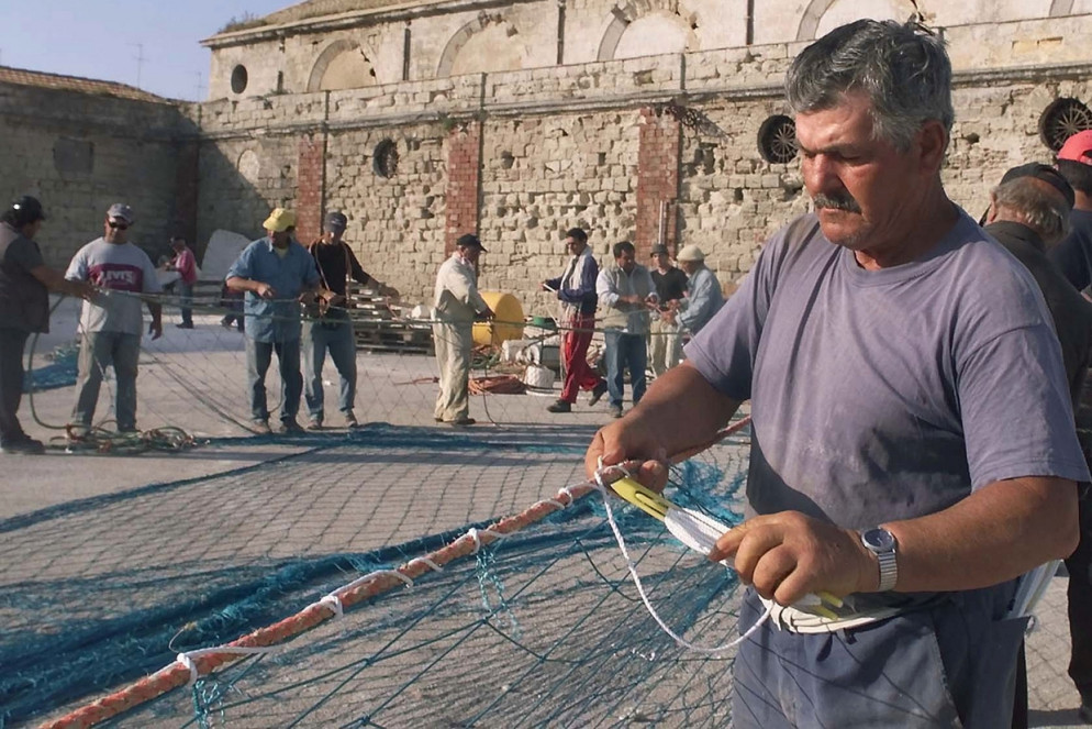 I pescatori preparano le reti alla tonnara di Favignana nel 2004 (Ap Photo)
