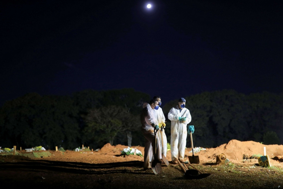 Sepoltura notturna a Vila Formosa - Reuters