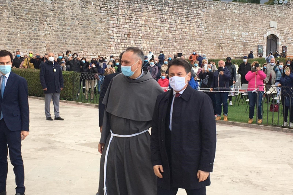 Il custode del Sacro Convento, padre Gambetti, accoglie il premier Giuseppe Conte - .