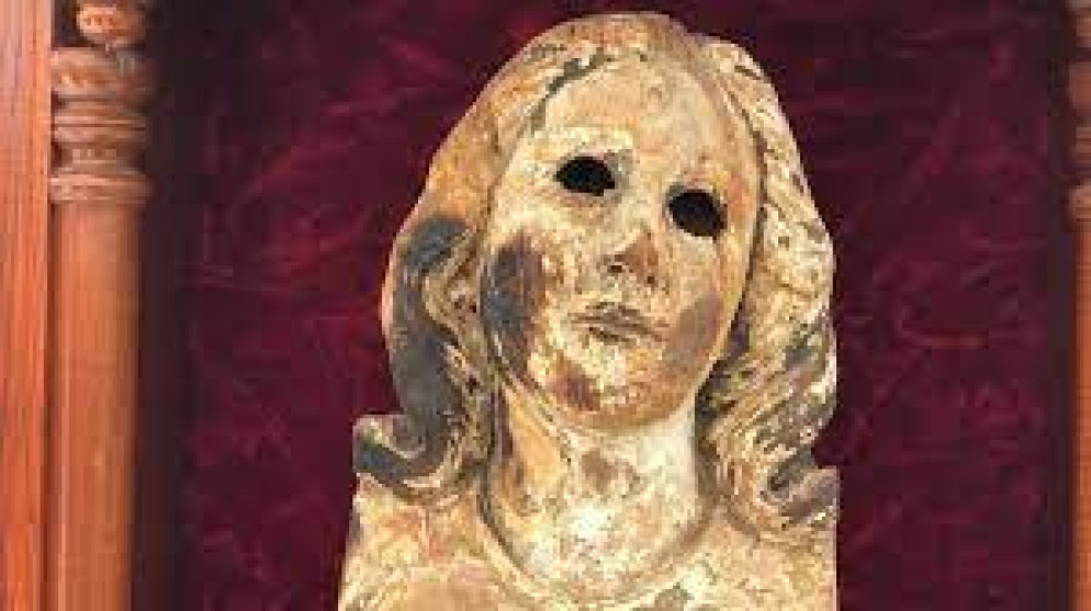 La testa della statua della Vergine ritrovata tra le macerie - Vatican media