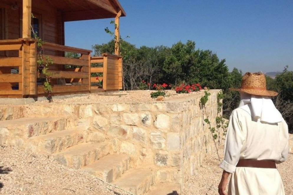 Suor Mauger davanti allo chalet per la preghiera