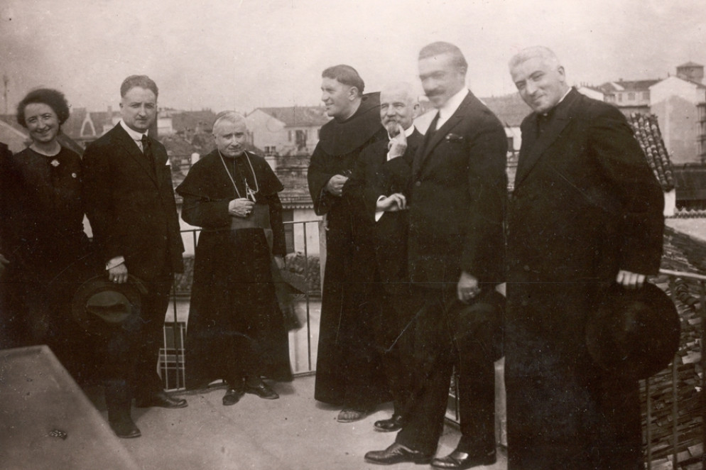 Armida Barelli, prima da sinistra, con, tra gli altri, padre Agostino Gemelli e il cardinale Gaetano Bisleti - .