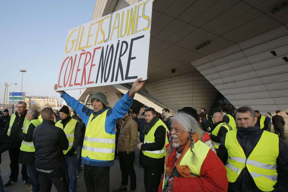 Manifestazione dei giubbini gialli in Francia: protestano contro il caro-carburanti e le tasse (Ansa)