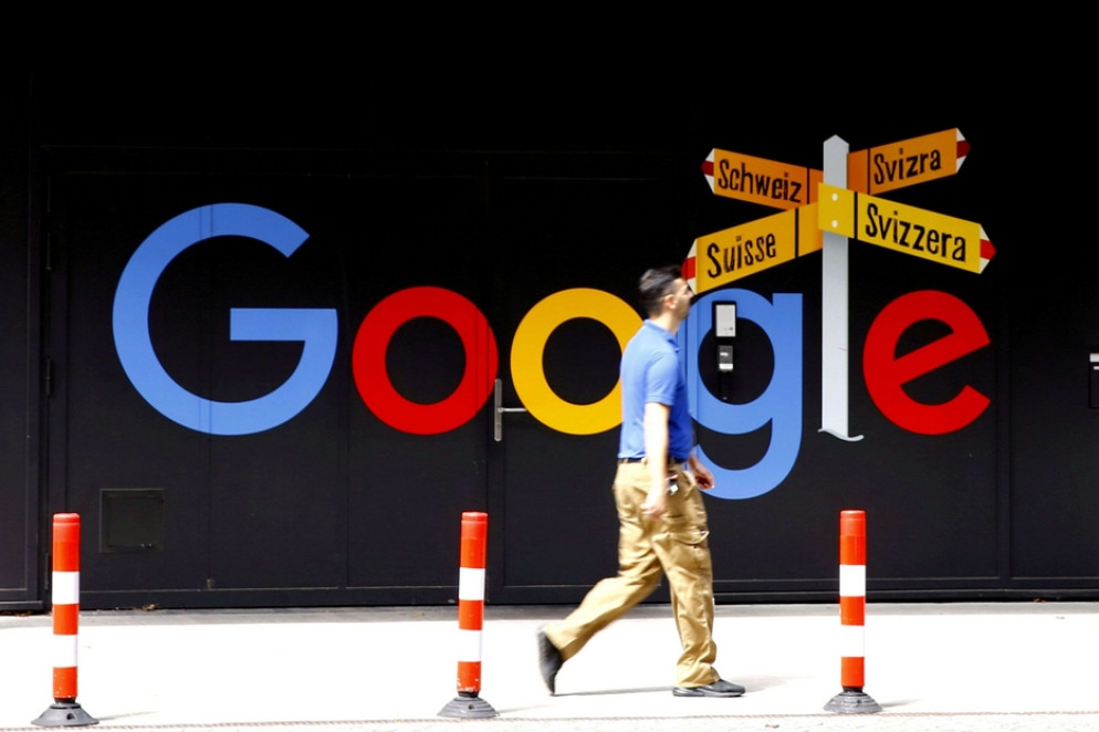 Un uomo cammina davanti agli uffici svizzeri di Google a Zurigo - Reuters