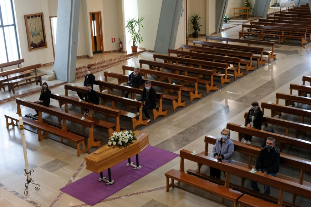 La celebrazione di un funerale - Ansa