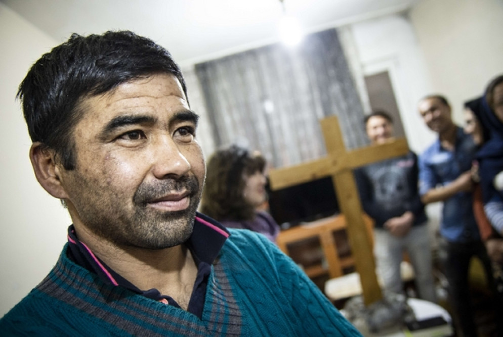 Un profugo cristiano afghano, prima della preghiera comunitaria (Foto Cristian Gennari)