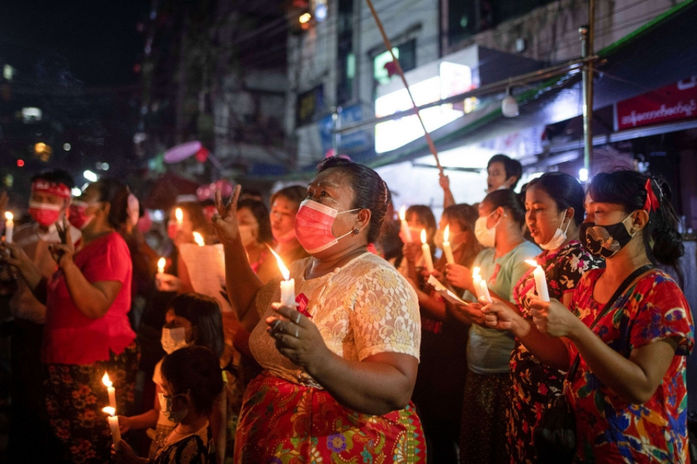 Donne con vestiti rossi in una veglia di protesta a Yangon - Reuters