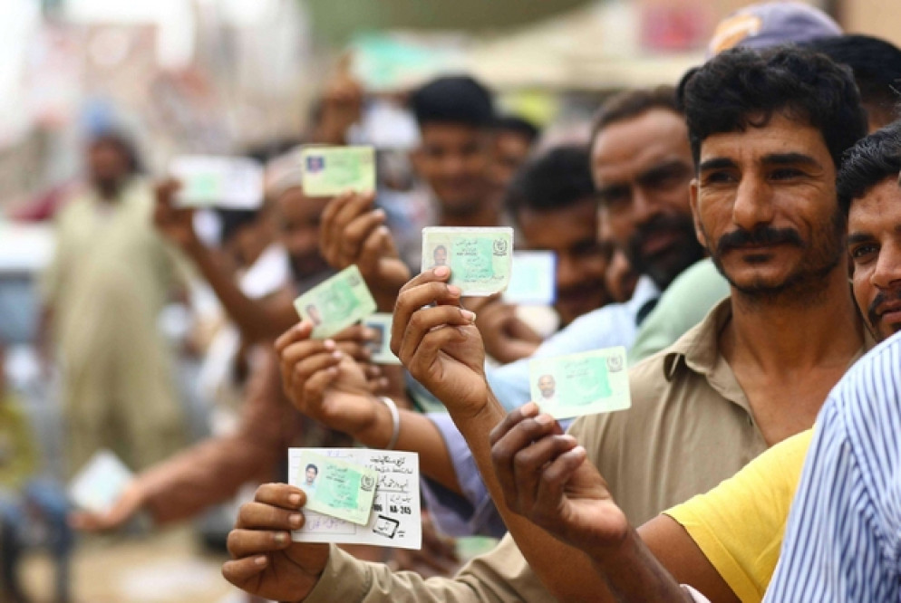In fila per il voto a Karachi (Ansa)