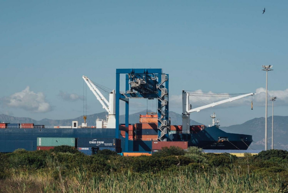 Le operazioni di carico dei container sulla nave mercantile saudita (photo credit Kevin McElvaney)