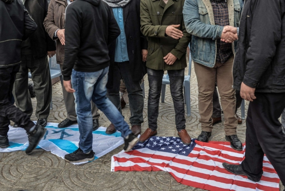 Lo spregio delle bandiere israeliana e statunitense a Teheran - Ansa