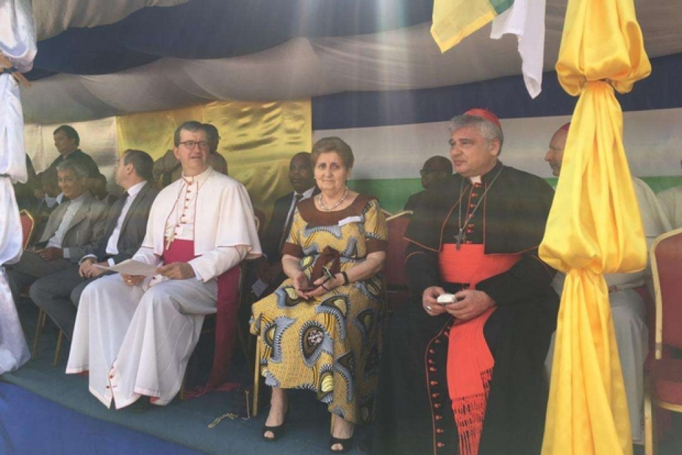 L’ospedale, la cui costruzione risale agli anni ’80 e investito nel corso del tempo da numerosi eventi dannosi, aveva urgente necessità di interventi di ristrutturazione. Quando papa Francesco lo aveva visitato alla fine di novembre del 2015 per aprire a Bangui il Giubileo della Misericordia numerosi bambini in grave stato di denutrizione erano ricoverati sotto delle tende.
